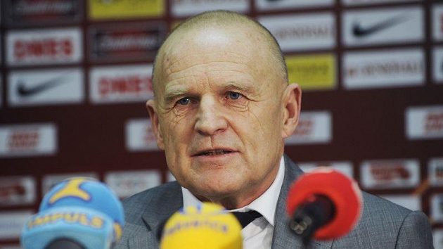 Jaroslav Hřebík před novináři Jaroslav Hřebík před novináři