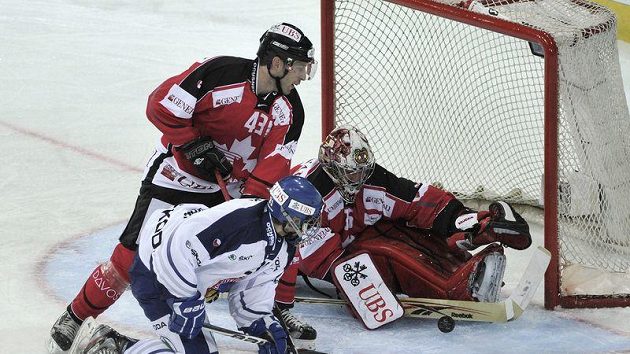 Brankář Kanady Marty Turco a jeho spoluhráč Derrick Walser v souboji s Nathanem Walkerem z Vítkovic během Spengler Cupu. Brankář Kanady Marty Turco a jeho spoluhráč Derrick Walser v souboji s Nathanem Walkerem z Vítkovic během Spengler Cupu.
