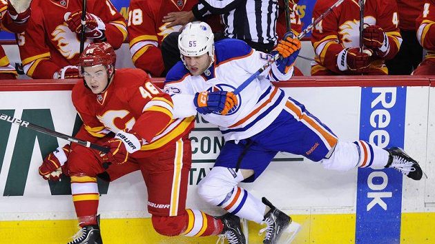 Andy Sutton z Edmontonu (vpravo) a Greg Nemisz z Calgary. Andy Sutton z Edmontonu (vpravo) a Greg Nemisz z Calgary.