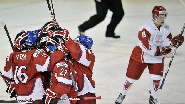 Čeští hokejisté do 20 let se radují z branky proti Dánsku. Čeští hokejisté do 20 let se radují z branky proti Dánsku.