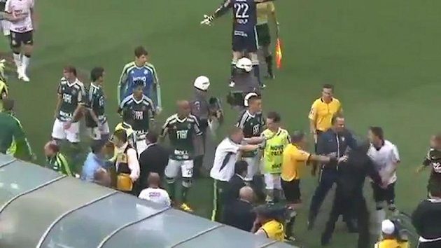 Hromadná šarvátka v brazilské fotbalové lize - ilustrační fotografie. Hromadná šarvátka v brazilské fotbalové lize - ilustrační fotografie.