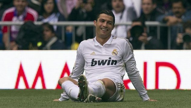 Cristiano Ronaldo z Realu po jednom ze soubojů s protivníky z FC Sevilla. Real hladce vyhrál a už vyhlíží titul. Cristiano Ronaldo z Realu po jednom ze soubojů s protivníky z FC Sevilla. Real hladce vyhrál a už vyhlíží titul.