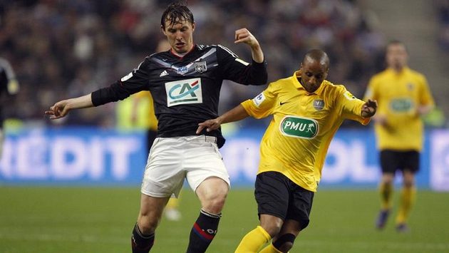 Lyonský Kim Kallstrom (vlevo) v souboji s Abdelem Majidem Ouahbim z Quevilly ve finále Francouzského poháru. Lyonský Kim Kallstrom (vlevo) v souboji s Abdelem Majidem Ouahbim z Quevilly ve finále Francouzského poháru.