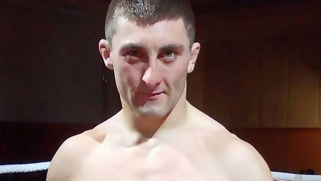 Zoran Djodj, zápasník MMA, už bude bojovat bez části malíčku, o ten přišel při sběru kukuřice. Zoran Djodj, zápasník MMA, už bude bojovat bez části malíčku, o ten přišel při sběru kukuřice.