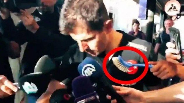 Jeden z mužů při rozhovoru s kapitánem tureckého týmu Emrem Belözogluem držel místo mikrofonu kartáč. Jeden z mužů při rozhovoru s kapitánem tureckého týmu Emrem Belözogluem držel místo mikrofonu kartáč.