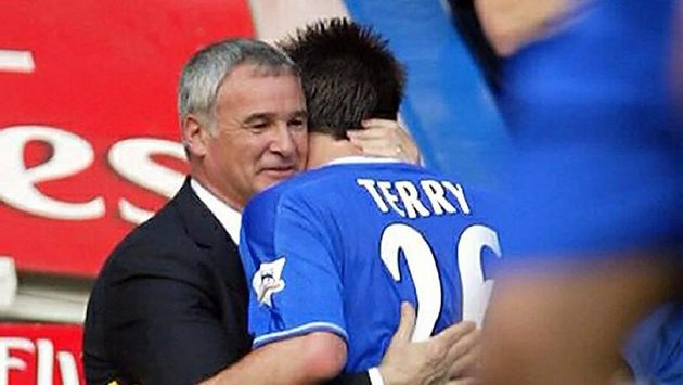 Bývalý trenér Chelsea Claudio Ranieri se stoperem Blues Johnem Terrym. Bývalý trenér Chelsea Claudio Ranieri se stoperem Blues Johnem Terrym.