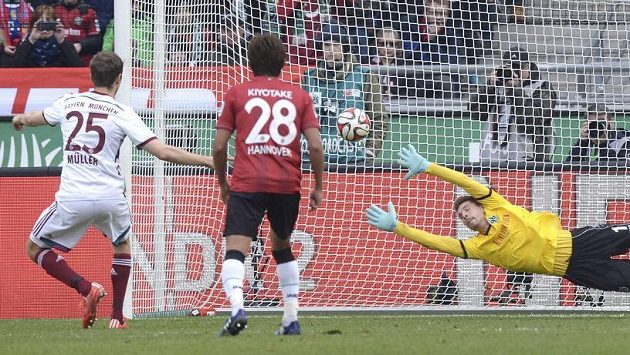 Fotbalista Bayernu Mnichov Thomas Müller proměňuje penaltu proti Hannoveru. Fotbalista Bayernu Mnichov Thomas Müller proměňuje penaltu proti Hannoveru.