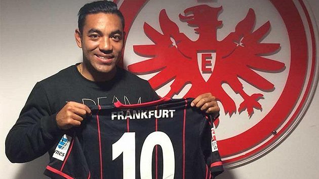 Mexičan Marco Fabián je novou posilou Eintrachtu Frankfurt. Mexičan Marco Fabián je novou posilou Eintrachtu Frankfurt.