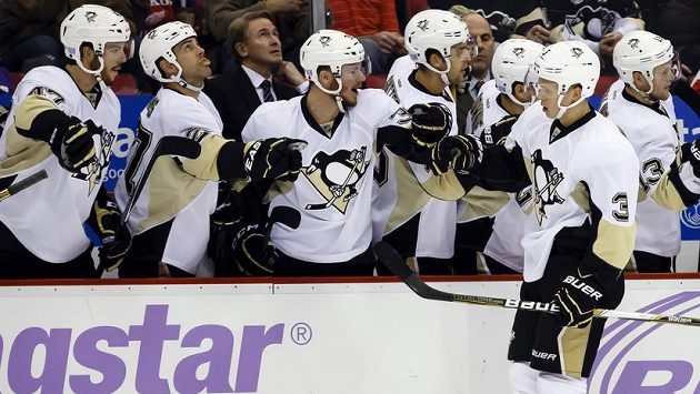 Mladý finský obránce Pittsburghu Olli Määttä přijímá gratulace spoluhráčů poté, co vstřelil gól v utkání NHL týmu z Detroitu. Mladý finský obránce Pittsburghu Olli Määttä přijímá gratulace spoluhráčů poté, co vstřelil gól v utkání NHL týmu z Detroitu.