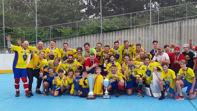 Hokejbaloví mistři ČR pozvali k focení i naděje Kertu. Hokejbaloví mistři ČR pozvali k focení i naděje Kertu.