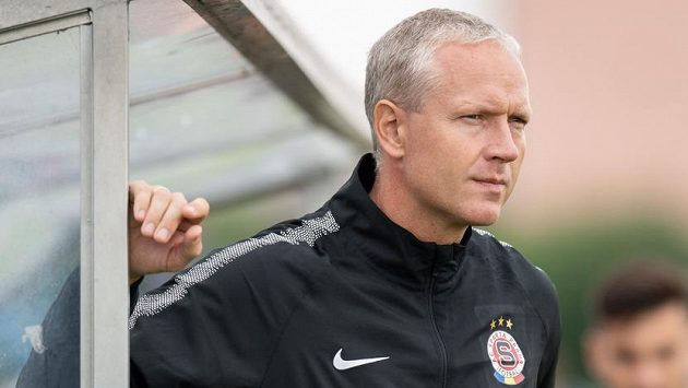 Trenér Václav Jílek na lavičce Sparty. Trenér Václav Jílek na lavičce Sparty.
