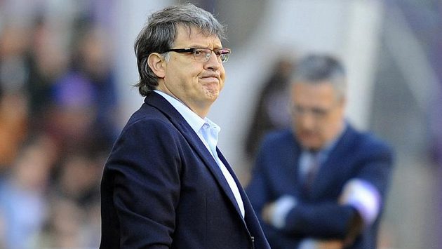 Zamyšlený trenér fotbalistů Barcelony Gerardo Martino během nepovedeného utkání na hřišti Realu Valladolid. Zamyšlený trenér fotbalistů Barcelony Gerardo Martino během nepovedeného utkání na hřišti Realu Valladolid.