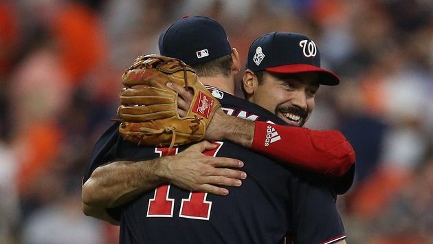 První meta Washingtonu Nationals Ryan Zimmerman a třetí meta Anthony Rendon se radují z vítězství prvního zápasu Světové série MLB proti Houston Astros. První meta Washingtonu Nationals Ryan Zimmerman a třetí meta Anthony Rendon se radují z vítězství prvního zápasu Světové série MLB proti Houston Astros.