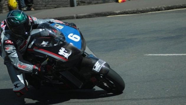 Úvodní den tradičních motocyklových závodů Tourist Trophy na britském ostrově Man přinesl další smrtelnou nehodu. Při závodě superbiků havaroval ve třetím ze čtyř kol sedmadvacetiletý britský jezdec Daley Mathison (na snímku z roku 2017). Úvodní den tradičních motocyklových závodů Tourist Trophy na britském ostrově Man přinesl další smrtelnou nehodu. Při závodě superbiků havaroval ve třetím ze čtyř kol sedmadvacetiletý britský jezdec Daley Mathison (na snímku z roku 2017).