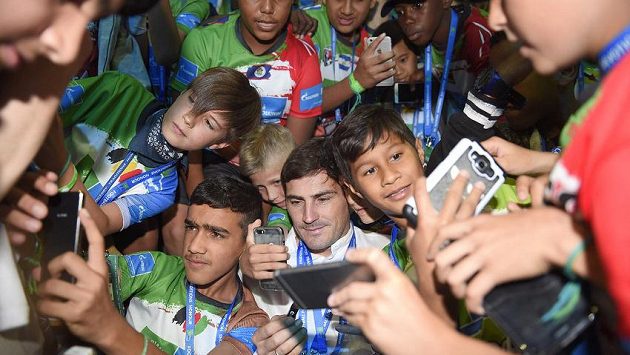 Na slavnostní ceremoniál k projektu Football for Friendship zavítal i španělský brankář Iker Casillas, legenda Realu Madrid, mistr světa 2010. Na slavnostní ceremoniál k projektu Football for Friendship zavítal i španělský brankář Iker Casillas, legenda Realu Madrid, mistr světa 2010.