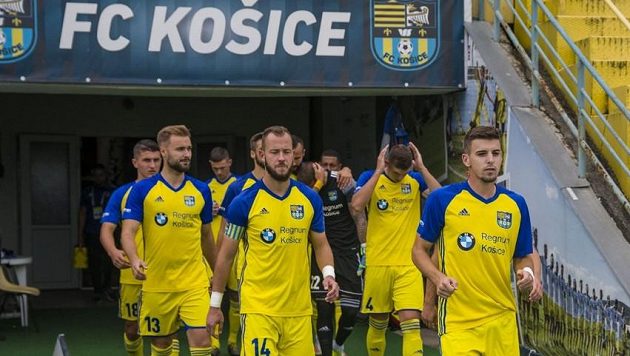 Fotbalisté FC Košice po debaklu s Petržalkou přišli o klubové dresy. Museli je odevzdat naštvaným fanouškům. (ilustrační foto) Fotbalisté FC Košice po debaklu s Petržalkou přišli o klubové dresy. Museli je odevzdat naštvaným fanouškům. (ilustrační foto)