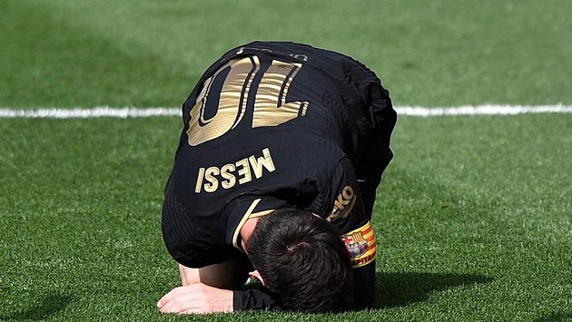 Barcelonská hvězda Lionel Messi se svíjí na zemi po jednom z faulů. Barcelonská hvězda Lionel Messi se svíjí na zemi po jednom z faulů.