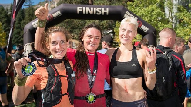 Zuzana Kocumová (uprostřed) slaví titul světové královny Spartan Race. Zuzana Kocumová (uprostřed) slaví titul světové královny Spartan Race.