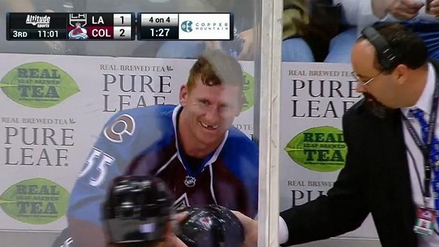 Útočník Cody McLeod z Colorada vyfasoval na trestné lavici helmu nehrajícího spoluhráče, což mu evidentně udělalo radost. Útočník Cody McLeod z Colorada vyfasoval na trestné lavici helmu nehrajícího spoluhráče, což mu evidentně udělalo radost.