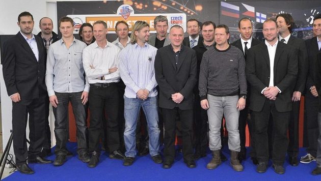 Hrdinové z Nagana po 15 letech: zleva R. Čechmánek, J. Beránek, L. Procházka, M. Procházka, D. Hašek, P. Patera, D. Moravec, R. Šmehlík, R. Reichel, F. Kučera, J. Špaček, J. Čaloun, M. Ručinský, J. Šlégr, R. Lang, V. Růžička a M. Straka. Hrdinové z Nagana po 15 letech: zleva R. Čechmánek, J. Beránek, L. Procházka, M. Procházka, D. Hašek, P. Patera, D. Moravec, R. Šmehlík, R. Reichel, F. Kučera, J. Špaček, J. Čaloun, M. Ručinský, J. Šlégr, R. Lang, V. Růžička a M. Straka.