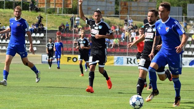 Český mládežnický fotbalový reprezentant Dominik Smékal odchází z Ostravy na hostování do Senice. Český mládežnický fotbalový reprezentant Dominik Smékal odchází z Ostravy na hostování do Senice.