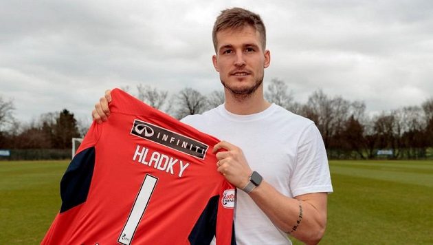 Václav Hladký s dresem St. Mirren, který oblékne už v sobotu při utkání FA Cupu. Václav Hladký s dresem St. Mirren, který oblékne už v sobotu při utkání FA Cupu.