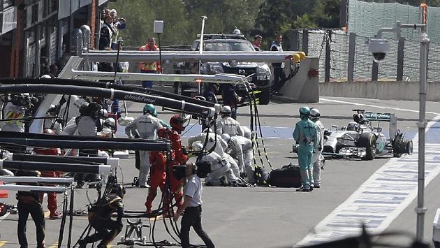 Brit Lewis Hamilton ze stáje Mercedes zajíždí do boxů kvůli defektu zadní pneumatiky. Brit Lewis Hamilton ze stáje Mercedes zajíždí do boxů kvůli defektu zadní pneumatiky.