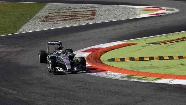 Britský pilot Lewis Hamilton během kvalifikace na Velkou cenu Itálie. Britský pilot Lewis Hamilton během kvalifikace na Velkou cenu Itálie.