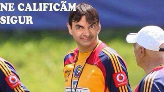 Trenér Rumunska Victor Piturca ve fotomonátži jako á la Mr. Bean. Trenér Rumunska Victor Piturca ve fotomonátži jako á la Mr. Bean.