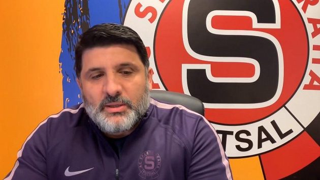 Futsalová Sparta a její trenér Beni Simitči. Futsalová Sparta a její trenér Beni Simitči.