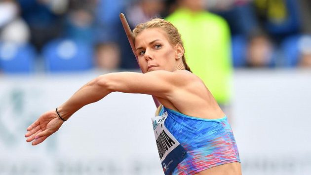 Oštěpařka Nikola Ogrodníková při triumfu v předprogramu Zlaté tretry. Oštěpařka Nikola Ogrodníková při triumfu v předprogramu Zlaté tretry.