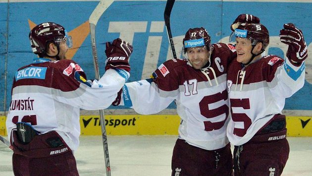 Sparťané (zleva) Petr Kumstát, Jaroslav Hlinka a Miroslav Forman se radují z gólu. Sparťané (zleva) Petr Kumstát, Jaroslav Hlinka a Miroslav Forman se radují z gólu.