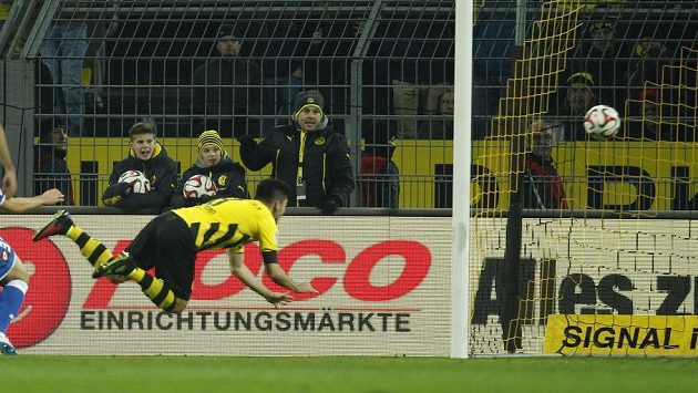 Záložník Borussie Dortmund Ilkay Gündogan střílí gól do sítě Hoffenheimu v předehrávce 14. kola bundesligy. Záložník Borussie Dortmund Ilkay Gündogan střílí gól do sítě Hoffenheimu v předehrávce 14. kola bundesligy.