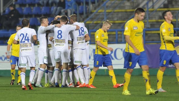 Fotbalisté Teplic se radují z gólu na hřišti Zlína. Fotbalisté Teplic se radují z gólu na hřišti Zlína.