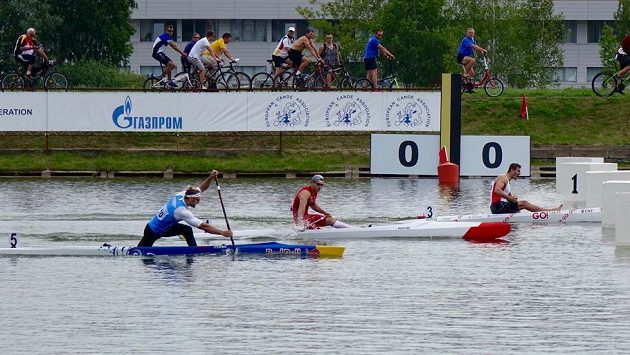 Kanoista Martin Fuksa (vlevo) dojíždí na třetím místě na mistrovství Evropy v rychlostní kanoistice v Moskvě na olympijském kilometru. V posledním testu před hrami v Riu ho porazili úřadující olympijský vítěz a mistr světa Němec Brendel (vpravo) a stříbrný Tarnovschi z Moldavska (uprostřed). Kanoista Martin Fuksa (vlevo) dojíždí na třetím místě na mistrovství Evropy v rychlostní kanoistice v Moskvě na olympijském kilometru. V posledním testu před hrami v Riu ho porazili úřadující olympijský vítěz a mistr světa Němec Brendel (vpravo) a stříbrný Tarnovschi z Moldavska (uprostřed).