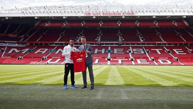 Jedna z předsezónních posil Manchesteru United Memphis Depay (vlevo). Vpravo je trenér Rudých ďáblů Louis Van Gaal. Jedna z předsezónních posil Manchesteru United Memphis Depay (vlevo). Vpravo je trenér Rudých ďáblů Louis Van Gaal.