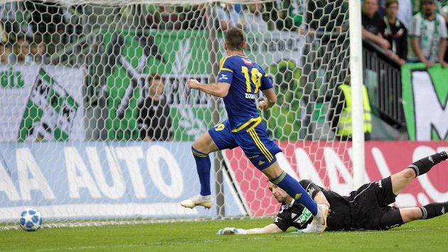 Lukáš Zoubele z Jihlavy překonává brankáře Karviné Martina Pastornického. Branka kvůli ofsajdu nebyla uznána. Lukáš Zoubele z Jihlavy překonává brankáře Karviné Martina Pastornického. Branka kvůli ofsajdu nebyla uznána.