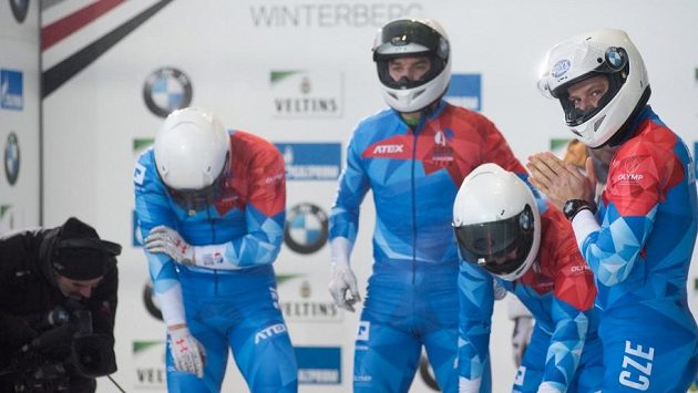 Český čtyřbob se připravuje na svou jízdu. Úplně vpravo pilot Dominik Dvořák. Český čtyřbob se připravuje na svou jízdu. Úplně vpravo pilot Dominik Dvořák.