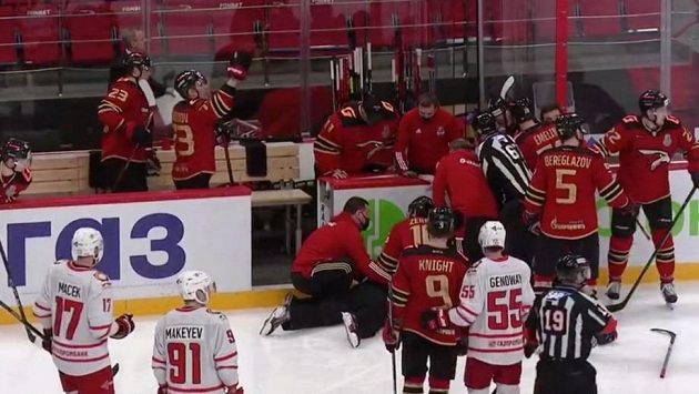 Čárový rozhodčí Jurij Ivanov během čtvrtečního utkání KHL mezi Omskem a Jekatěrinburgem zkolaboval přímo na ledě. Čárový rozhodčí Jurij Ivanov během čtvrtečního utkání KHL mezi Omskem a Jekatěrinburgem zkolaboval přímo na ledě.