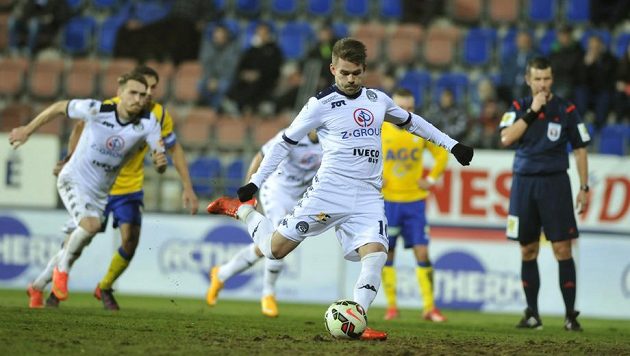 Záložník Slovácka Luboš Kalouda (vpředu) proměňuje penaltu v předehrávce 23. kola Synot ligy s Teplicemi. Záložník Slovácka Luboš Kalouda (vpředu) proměňuje penaltu v předehrávce 23. kola Synot ligy s Teplicemi.