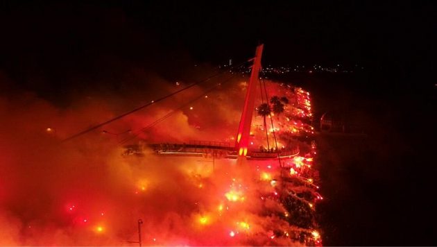 Fanoušci tureckého Göztepe oslavují 94. výročí vzniku sportovního klubu. Fanoušci tureckého Göztepe oslavují 94. výročí vzniku sportovního klubu.