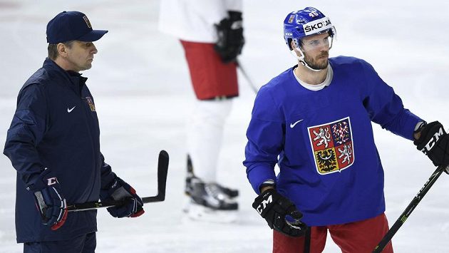 Trenér Josef Jandač a útočník David Krejčí před zápasem s Ruskem na mistrovství světa v Kodani. Trenér Josef Jandač a útočník David Krejčí před zápasem s Ruskem na mistrovství světa v Kodani.