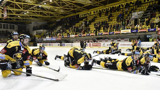 Konečně výhra. Hráči Litvínova si užívají vítěznou euforii. Konečně výhra. Hráči Litvínova si užívají vítěznou euforii.