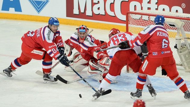 Ruský útočník Jevgenij Dadonov (63) před brankou české reprezentace. Ruský útočník Jevgenij Dadonov (63) před brankou české reprezentace.