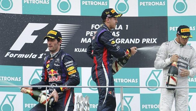 Zleva Mark Webber, Sebastian Vettel a Lewis Hamilton na stupních vítězů. Zleva Mark Webber, Sebastian Vettel a Lewis Hamilton na stupních vítězů.
