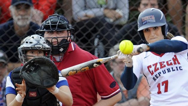 Česká softbalistka Lenka Jaklová na pálce v duelu s Itálií. Česká softbalistka Lenka Jaklová na pálce v duelu s Itálií.