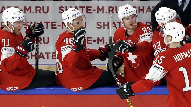 Švýcarský hokejista Gregory Hoffman slaví se spoluhráči gól v síti Francie v utkání mistrovství světa. Švýcarský hokejista Gregory Hoffman slaví se spoluhráči gól v síti Francie v utkání mistrovství světa.