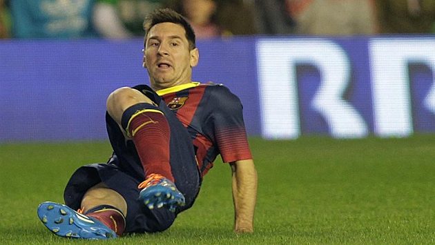 Lionel Messi si v nedělním zápase s Betisem Sevilla poranil levou nohu. Lionel Messi si v nedělním zápase s Betisem Sevilla poranil levou nohu.