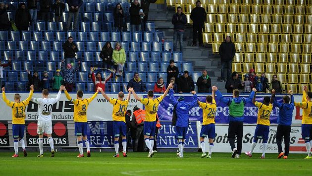 Fotbalisté Teplic slaví s fanoušky vítězství nad Plzní v úvodním čtvrtfinálovém duelu Poháru FAČR. Fotbalisté Teplic slaví s fanoušky vítězství nad Plzní v úvodním čtvrtfinálovém duelu Poháru FAČR.