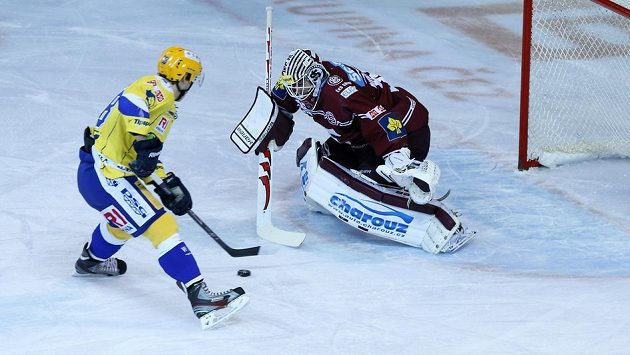 Zlínský Roman Vlach ještě v dresu Zlína v utkání se Spartou, teď už nastupuje v extralize za Olomouc Zlínský Roman Vlach ještě v dresu Zlína v utkání se Spartou, teď už nastupuje v extralize za Olomouc